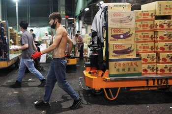 Personal con mascarilla para protegerse