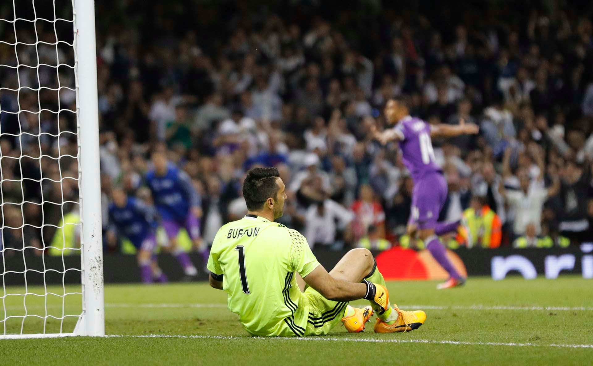 Gianluigi Buffon relató su experiencia con ataques de pánico durante su carrera profesional, destacando la importancia de la salud mental en el fútbol (Reuters / Darren Staples Livepic)