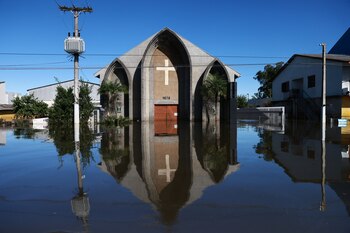 Una iglesia se ve entre