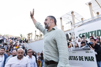 07/05/2026 El presidente de Vox, Santiago Abascal, interviene durante un mitin en Roquetas de Mar. A 07 de mayo de 2026, en Roquetas de Mar, Almería (Andalucía, España). El presidente de Vox, Santiago Abascal, ha participado en un acto público junto al candidato de Vox a la Presidencia de la Junta, Manuel Gavira, en la Plaza del Castillo de Santa Ana en Roquetas de Mar, de cara a las próximas elecciones del 17 de mayo.
POLITICA
Marian León - Europa Press