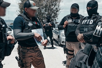 Durante las diligencias fueron detenidas siete personas y aseguradas sustancias con características de cristal, metanfetamina y cocaína en piedra. (Crédito: Fiscalía de Querétaro)