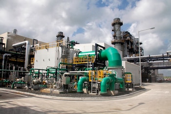 Registro general de las instalaciones de la planta AES Colón, generadora de energía eléctrica a base de gas natural, en Colón (Panamá). EFE/Carlos Ibarra/Archivo
