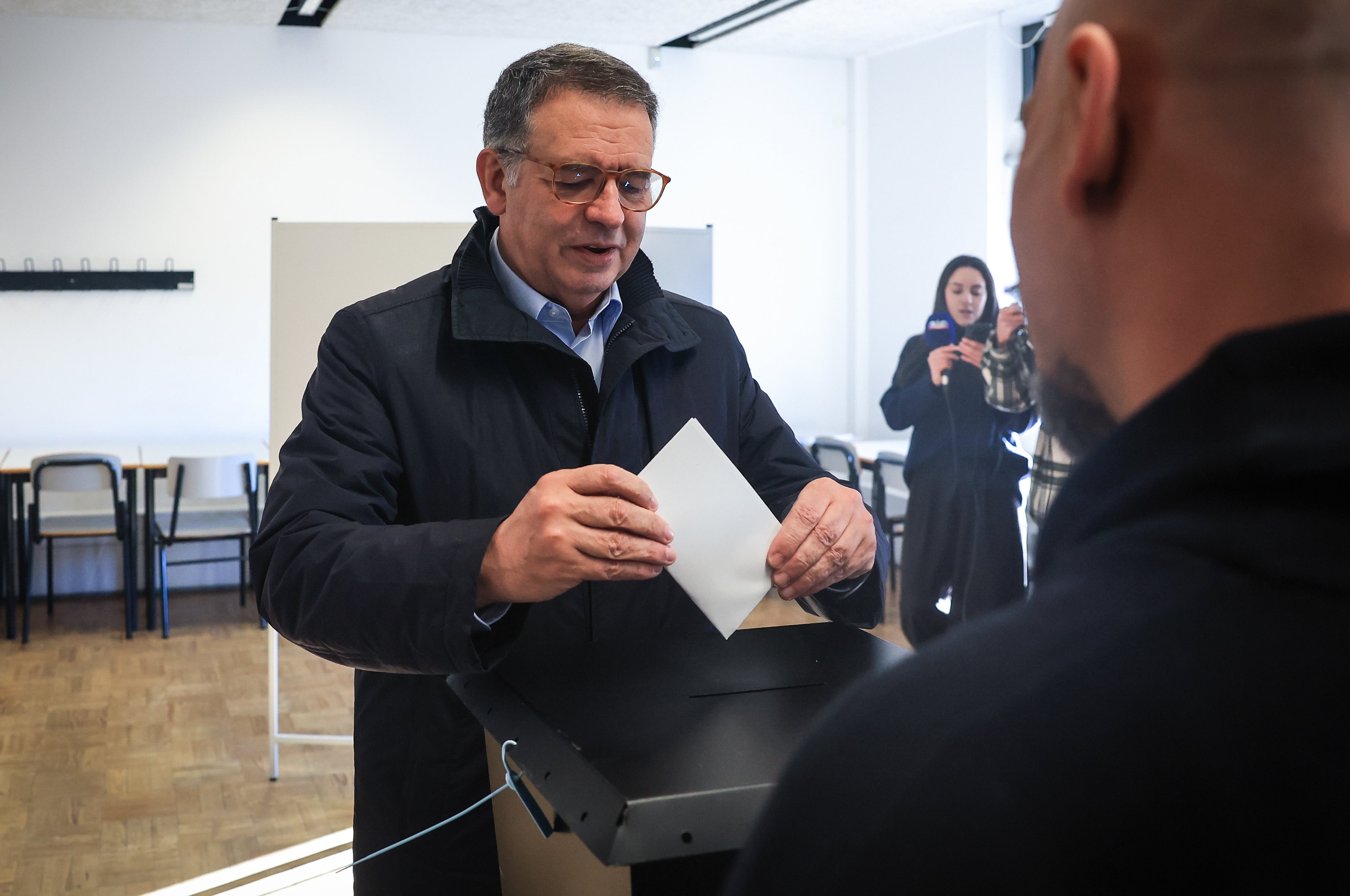 El candidato presidencial Antonio Jose Seguro emite su voto en Caldas da Rainha, Portugal, 18 de enero de 2026 (Elecciones) EFE/JOSE COELHO