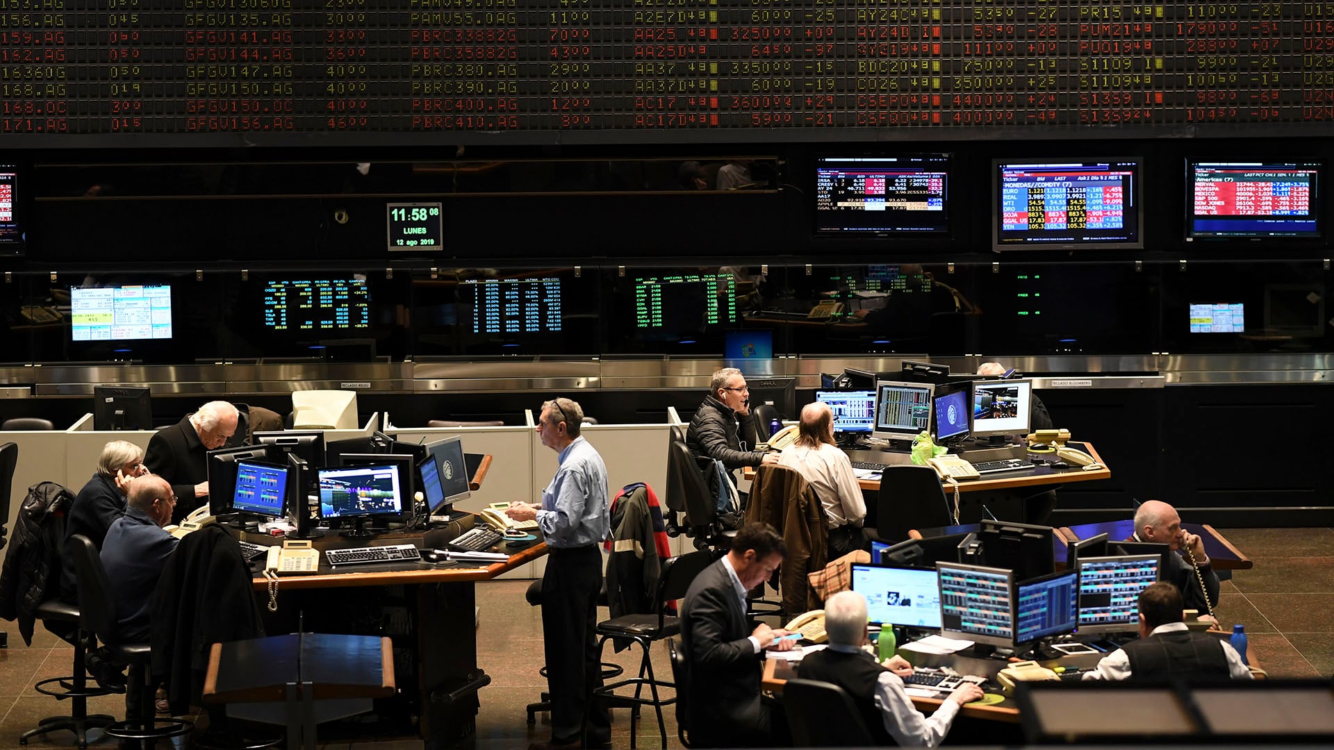 Mientras se profundiza la caída del dólar, gana terreno la apuesta por las tasas de interés.