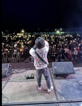 Abelito durante un show de