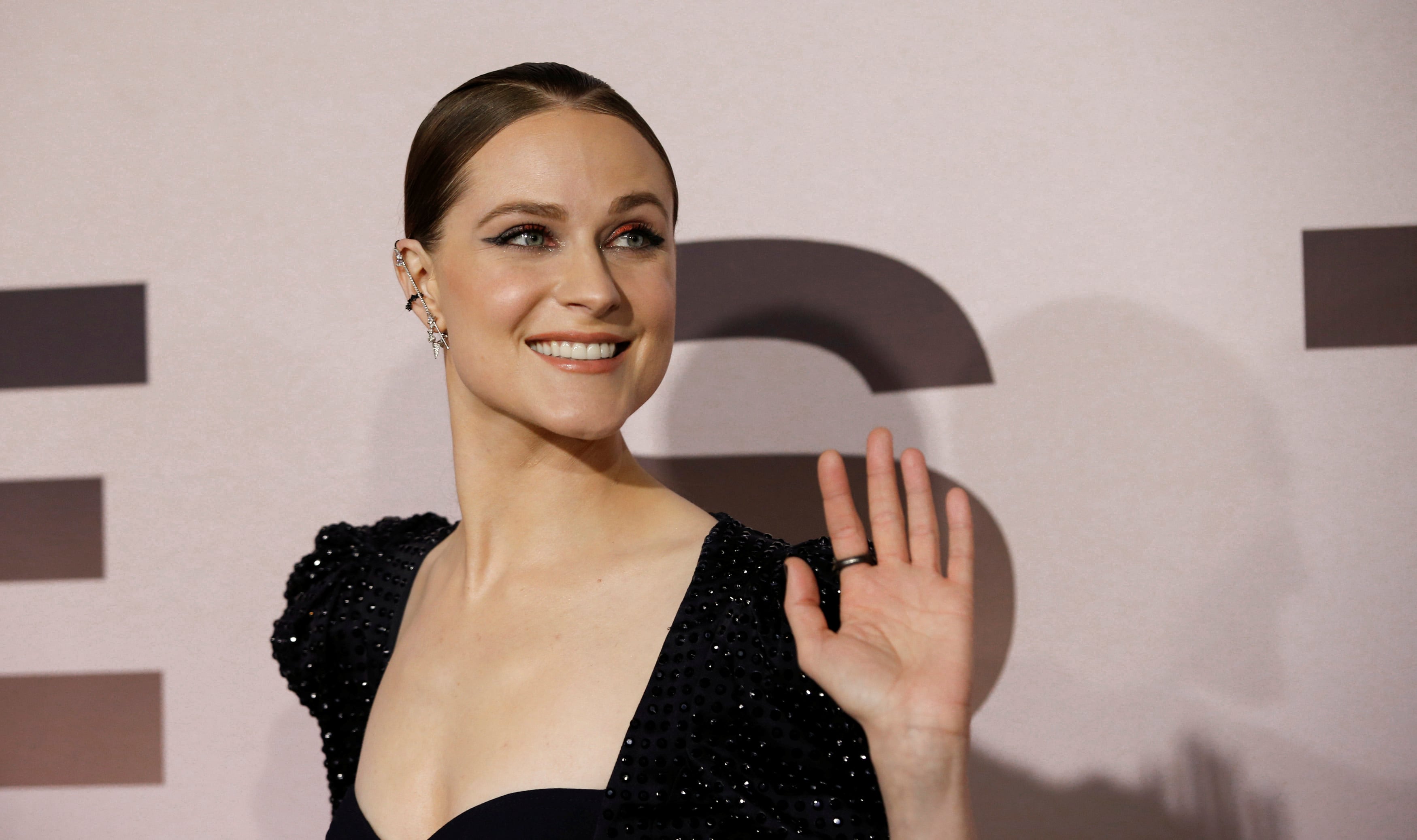 Wood también cuestionó que el guion de la segunda película no siguiera de cerca
