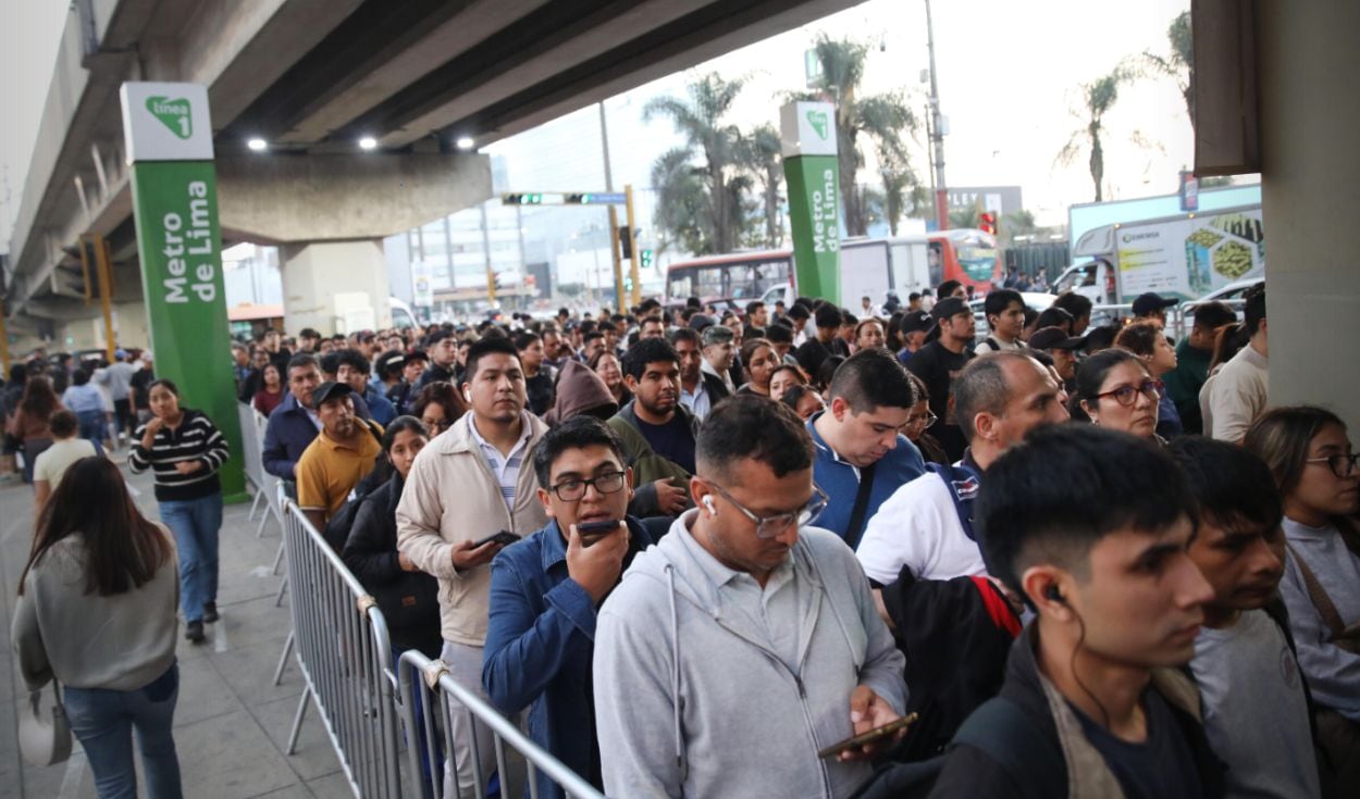 Usuarios expresaron su malestar por la demora en la llegada de trenes y la congestión en varias estaciones durante la noche del viernes. Foto: La República