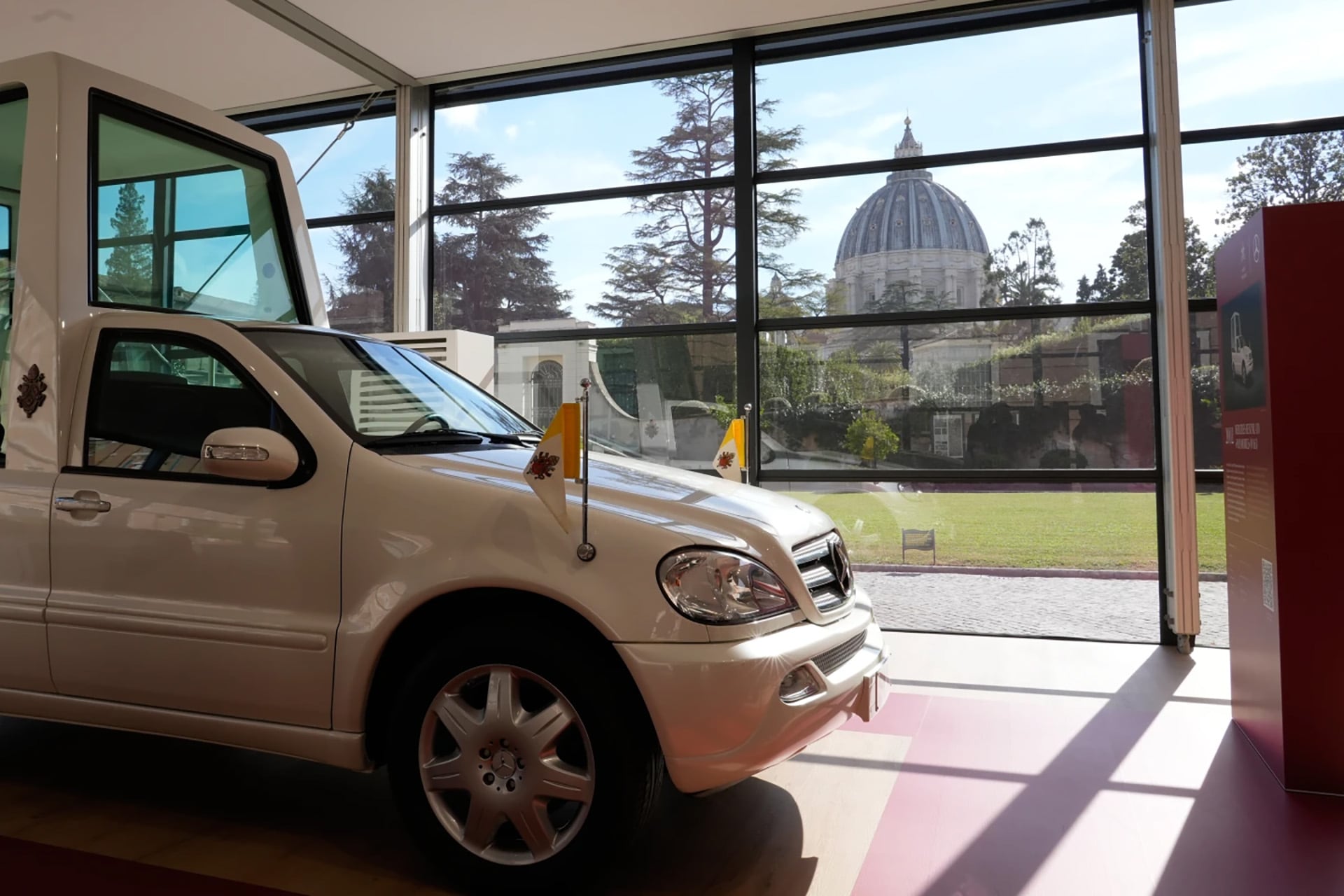 El Vaticano inauguró una exposición con los ocho modelos de papamóvil utilizados desde 1930. (AP/Isaia Montelione)