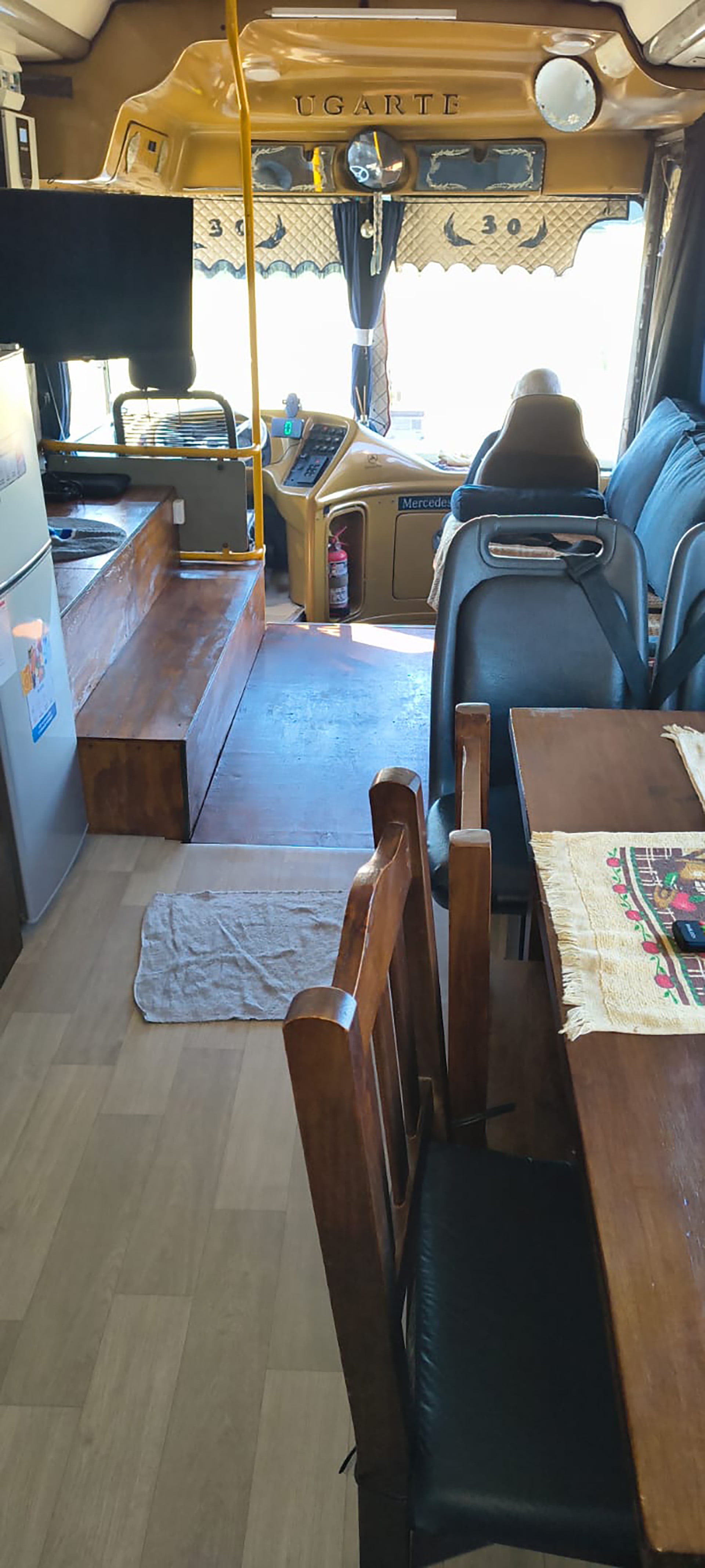 En el living conservaron dos de las butacas originales que utilizan como sillas para la mesa principal