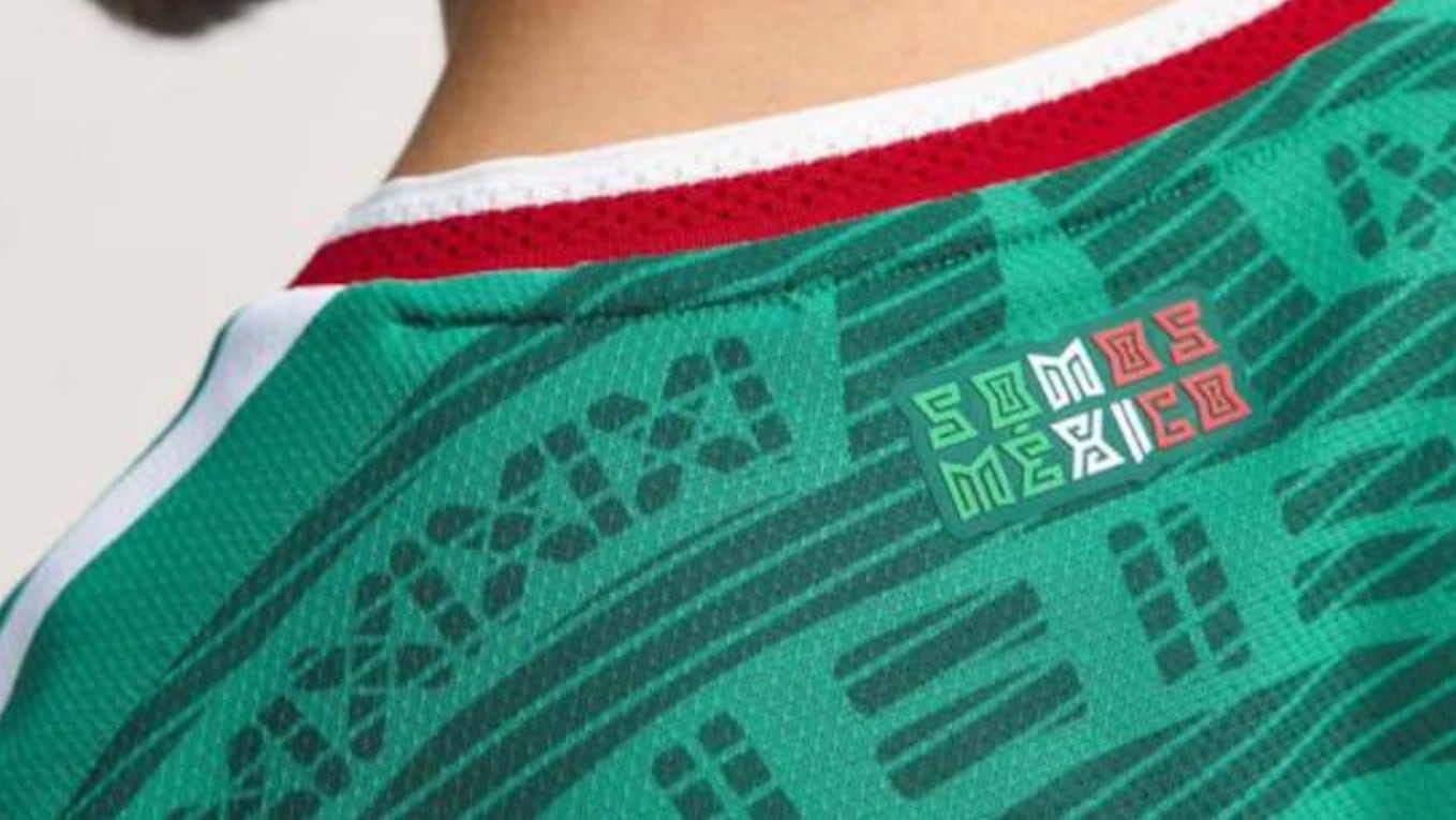 Detalles en rojo y blanco, short blanco y calcetas rojas conforman el diseño inspirado en la era de Francia 98.