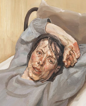 Pintura al óleo que muestra un primer plano de una mujer reclinada con un suéter gris, su cabeza reposando sobre una almohada, y un brazo levantado
