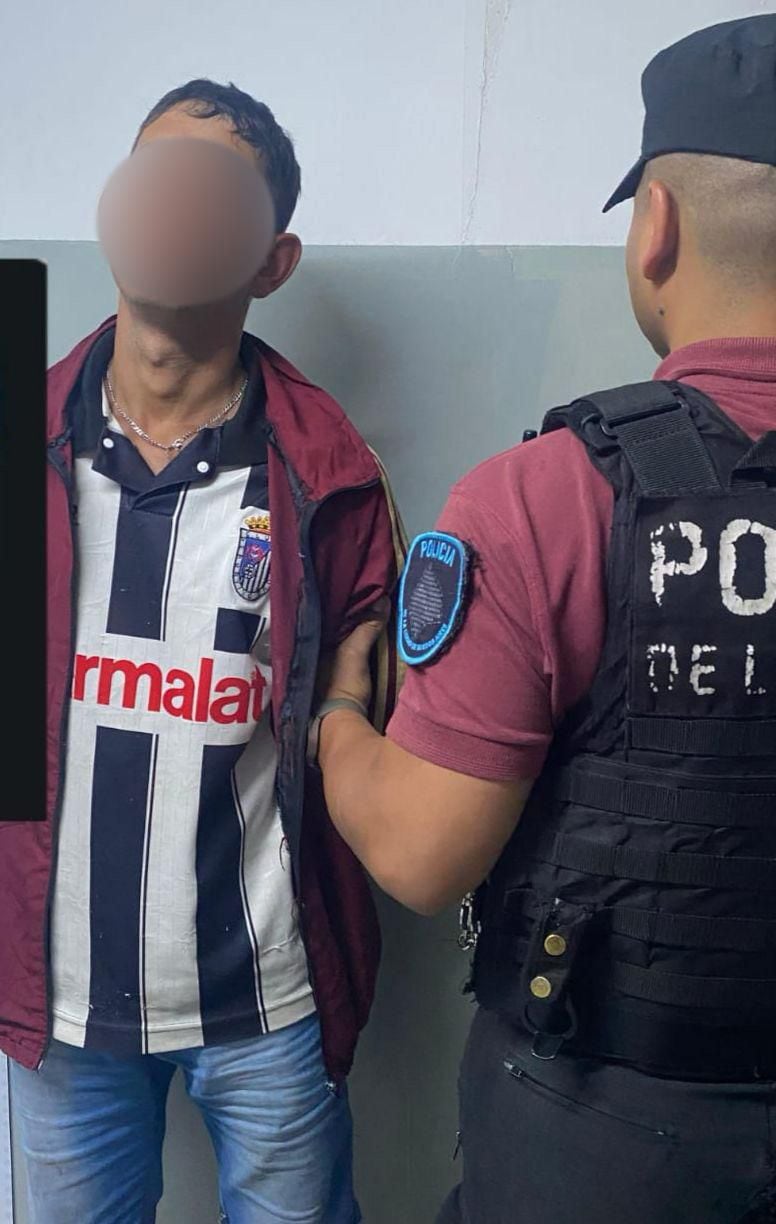 La foto del sospechoso ya en la Comisaría 4B