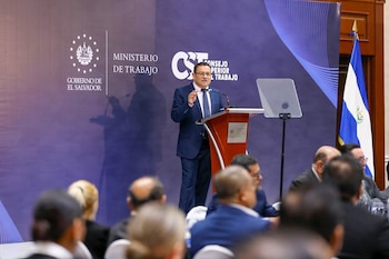 El ministro de Trabajo de El Salvador, Rolando Castro, durante su intervención en la sesión solemne del Consejo Superior del Trabajo (Cortesía @PrensaMiTrabajo).