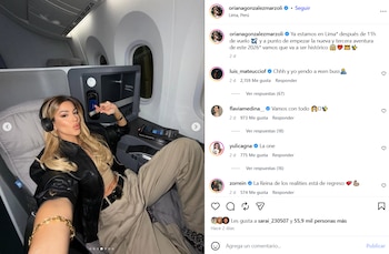 Una mujer con auriculares posa sentada en el asiento de un avión en una captura de pantalla de una publicación en redes sociales