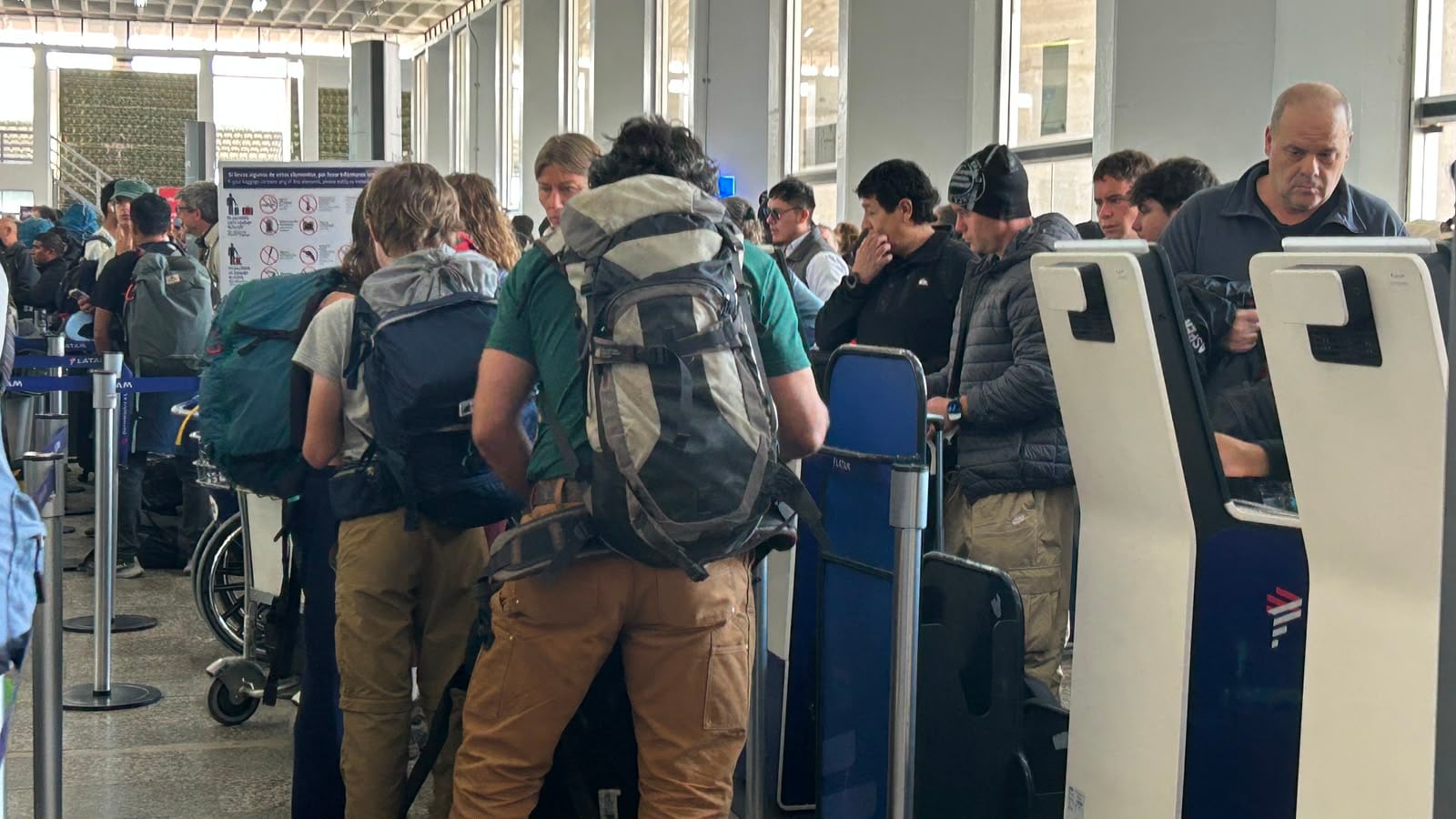 Pasajeros con equipaje hacen fila en el Aeropuerto Internacional de Cusco, afectado por retrasos en los vuelos debido a trabajos en la pista de aterrizaje el 14 de agosto. (Foto: Infobae Perú)