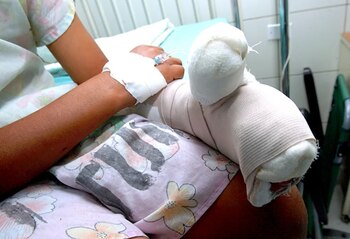 La madre también la pateó