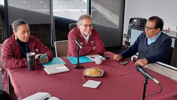 Manuel Oropeza durante mesas institucionales