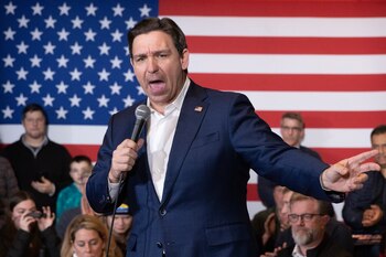 El candidato presidencial republicano Ron DeSantis habla durante un evento de campaña en Nashua, New Hampshire (EE.UU.). EFE/ Michael Reynolds