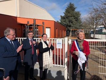 Representantes locales y autoridades francesas