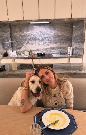 Chiara Ferragni con su perro en la cocina. (Instagram)