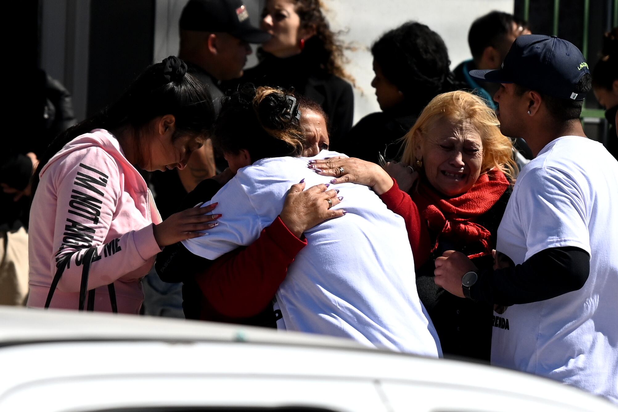 El abrazo de una de las mamás de las jóvenes asesinadas