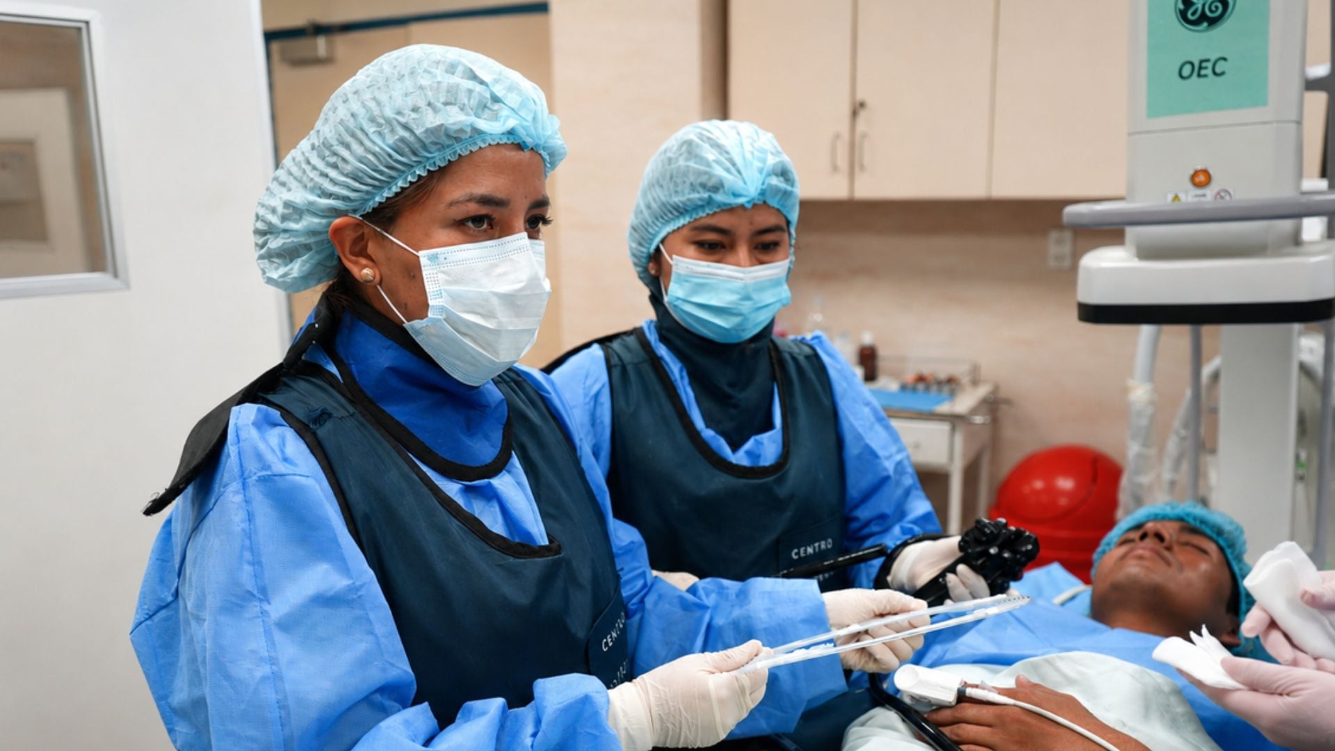 El procedimiento combinó endoscopia y fluoroscopia, lo que permitió a los especialistas observar en tiempo real la ubicación del dispositivo y colocarlo con precisión - Créditos: Essalud.