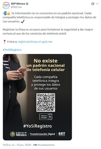 Mujer sosteniendo un teléfono móvil de color rosa. A su lado, un gráfico negro con un código QR y texto sobre la protección de datos y registro de telefonía celular