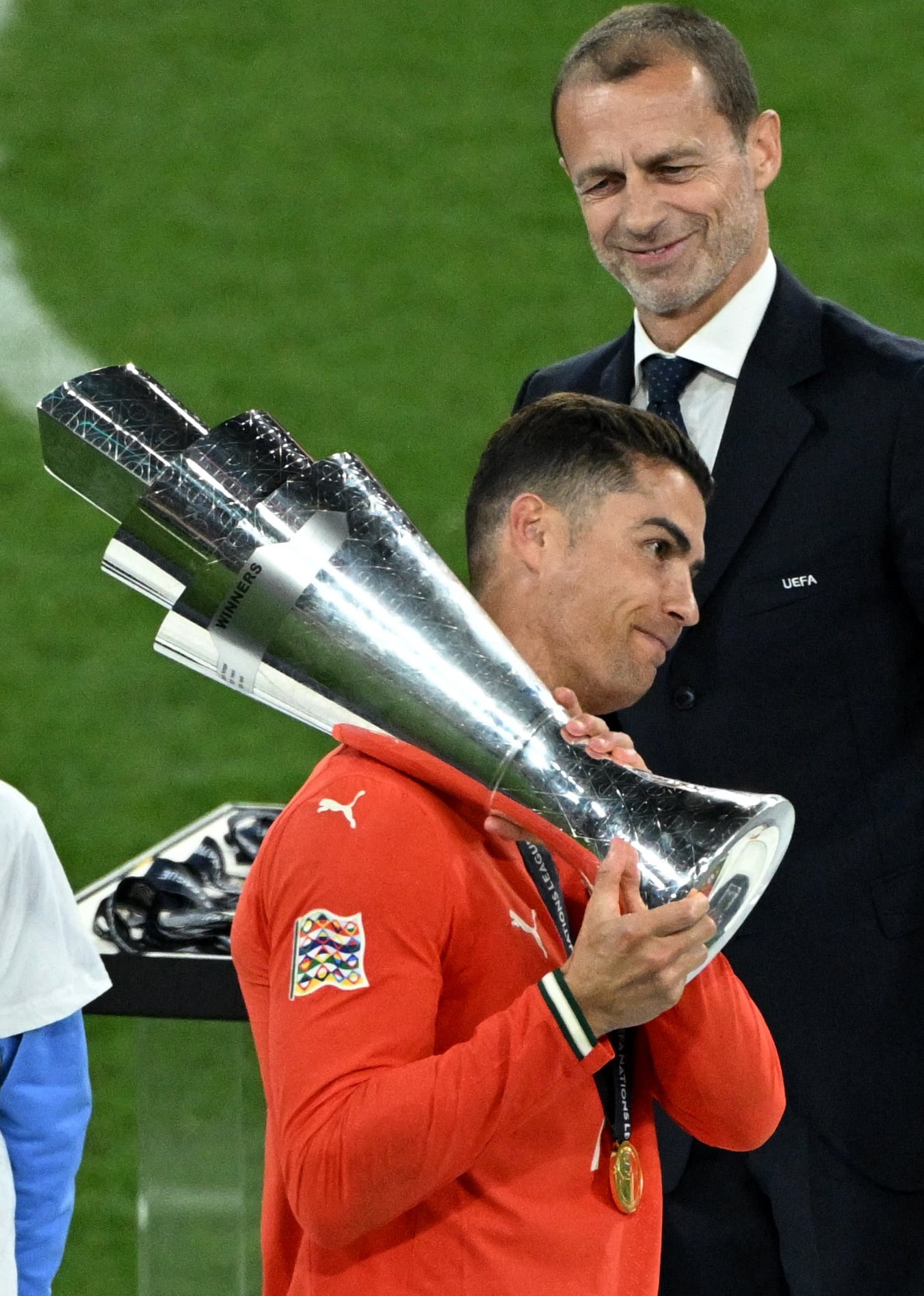 Cristiano Ronaldo con el trofeo (REUTERS/Annegret Hilse)