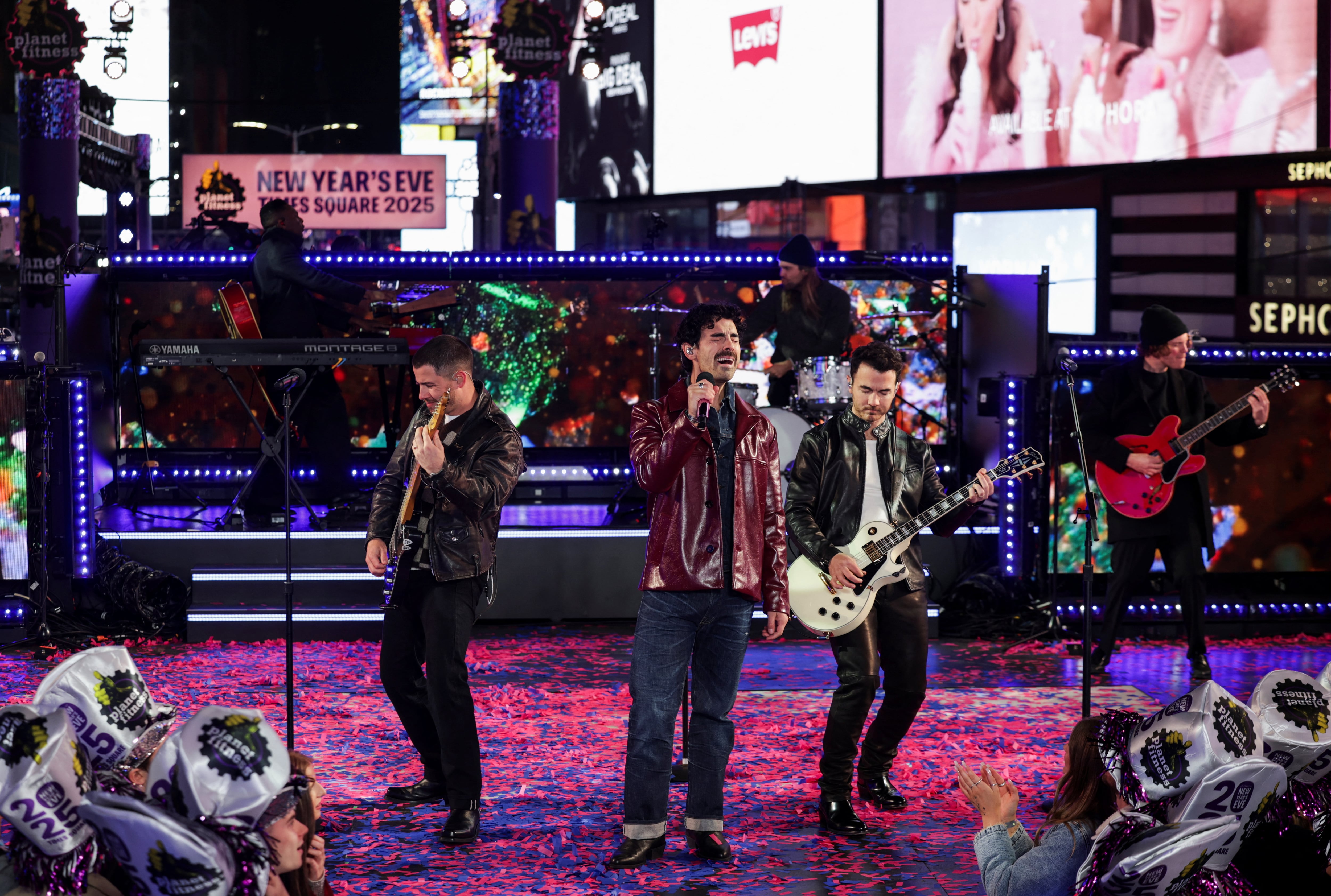 Chaquetas de cuero, brillo y energía rockera en una presentación (REUTERS/Kent Edwards)