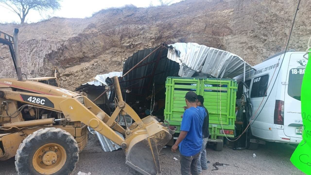 Autoridades ya iniciaron una investigación para determinar el origen del deslave. Foto: (Gobierno Municipal de Tlapa de Comonfort 2024-2027/Facebook)