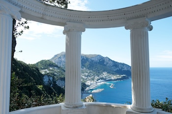 ARCHIVO - Desde el mirador de la Villa Lysis se tiene una vista panorámica sobre Capri y la Marina Grande. Foto: Florian Sanktjohanser/dpa