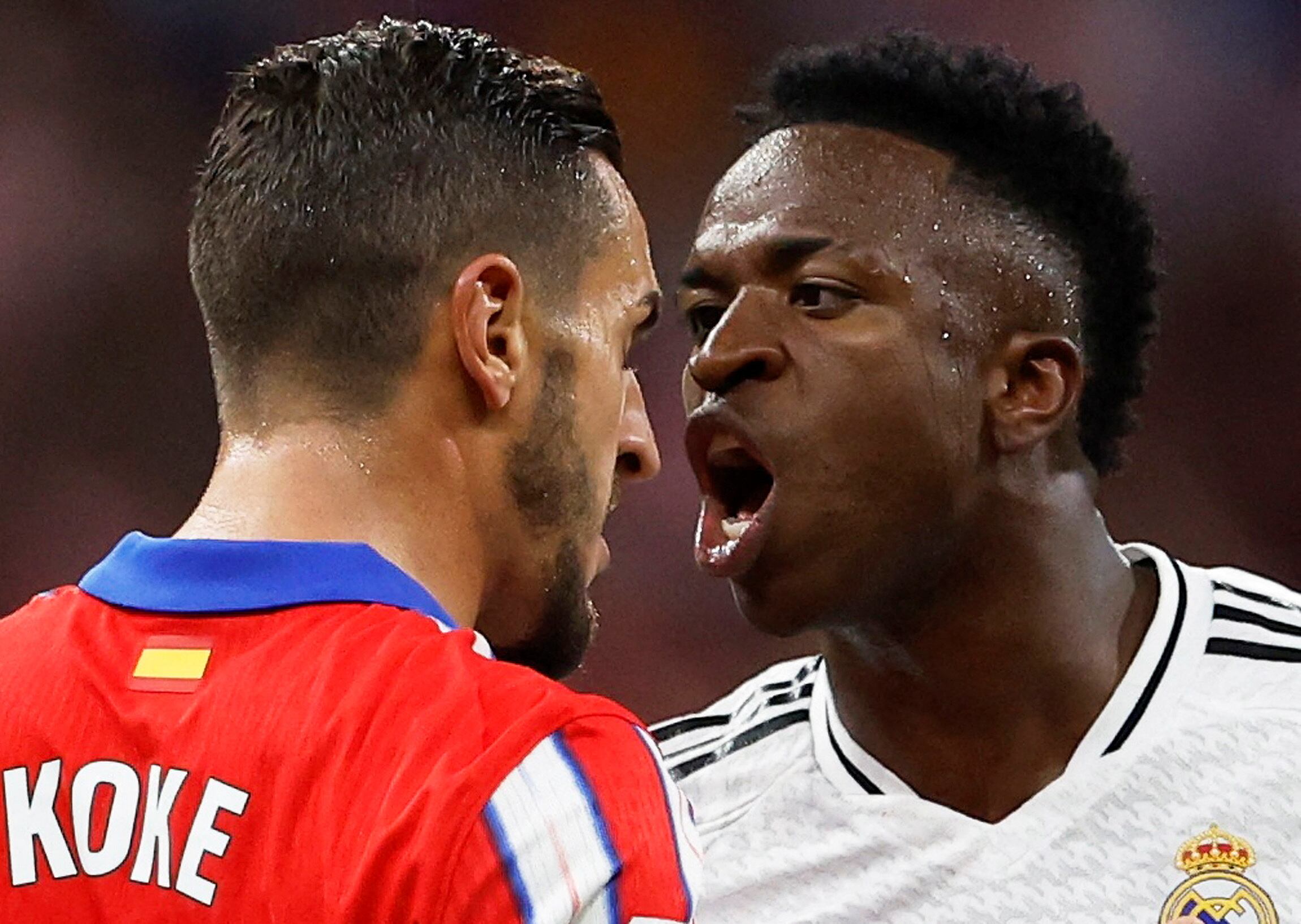 El tenso cruce verbal y físico entre Koke y Vinícius, una situación que se repitió en los últimos clásico entre Atlético y Real Madrid (REUTERS/Juan Medina)
