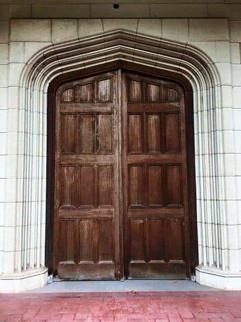 La puerta de doble hoja