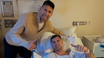 Un subcampeón del mundo con la Selección visitó a Emiliano Martínez tras su cirugía de mandíbula: su emotivo mensaje
