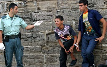 Un guardia civil español junto