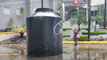 Solo en México: un tinaco