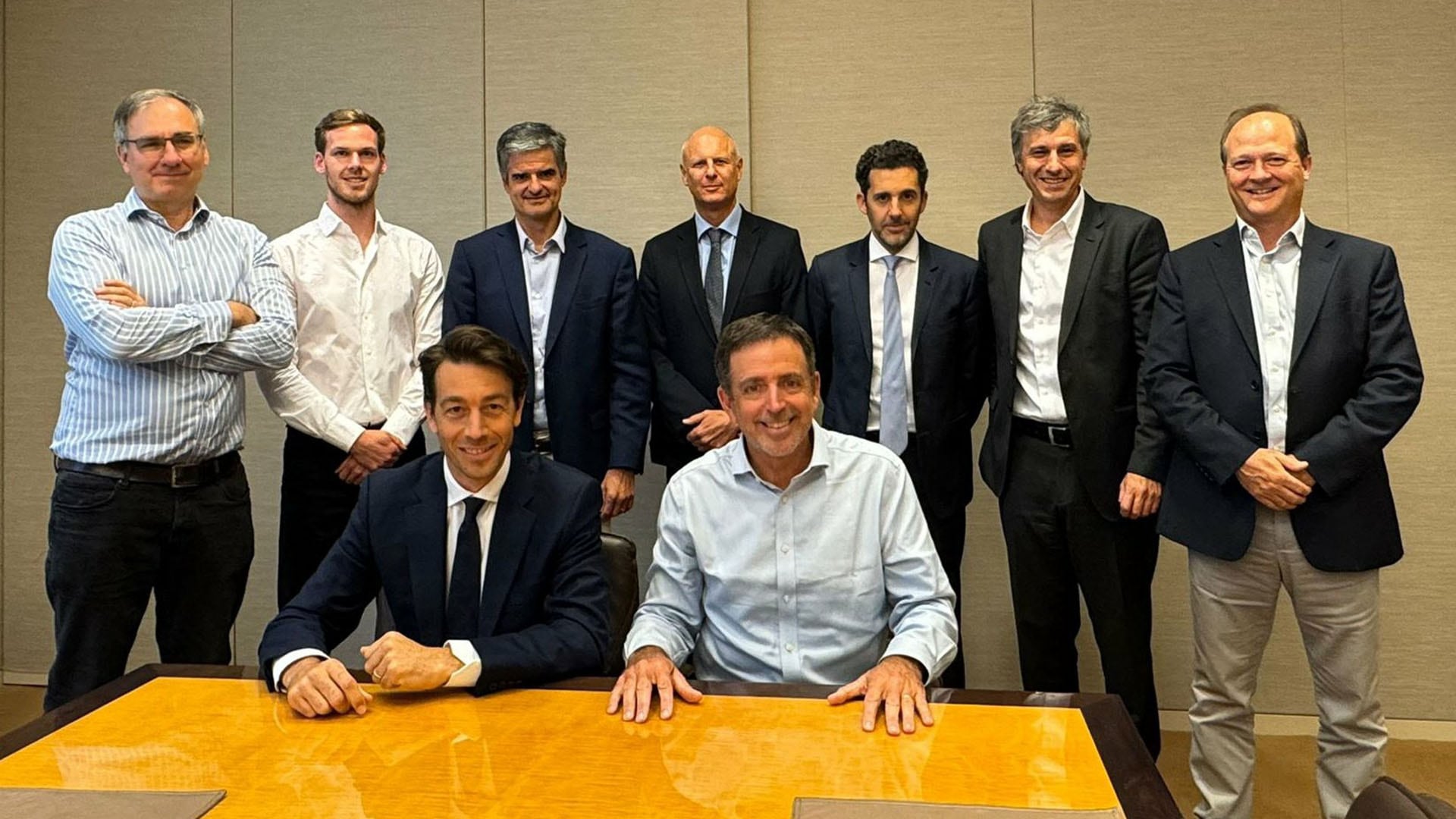 El directorio de Adecoagro. Sentados, Sartori, cuando se convirtió en presidente de board, el año pasado, y Mariano Bosch, fundador de la compañía