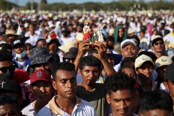 Un hombre sosteniendo una imagen religiosa.