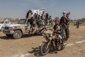 Rebeldes hutíes de Yemen apoyados por Irán durante una manifestación contra Israel y EEUU (Foto: EuropaPress)