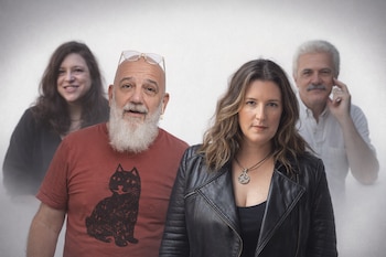 Cuatro personas en composición dinámica. Dos individuos en primer plano, dos en segundo plano y desenfocados, sobre un fondo blanco y gris claro.