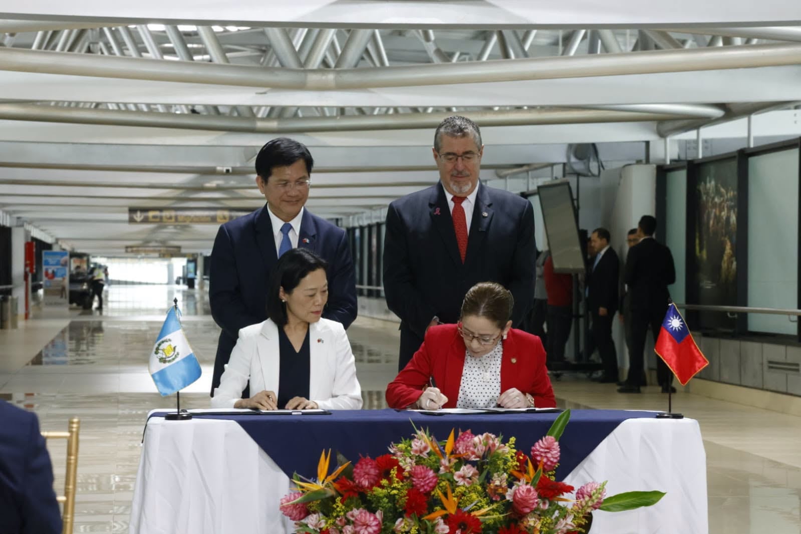 El presidente Bernardo Arévalo inauguró el Centro de Monitoreo del Aeropuerto Internacional La Aurora equipado con 570 cámaras de videovigilancia. (Diario de Centroamérica)