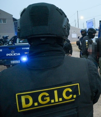 Los allanamientos llevados a cabo este martes dieron con tres sospechosos más (@PoliciaCbaOf)