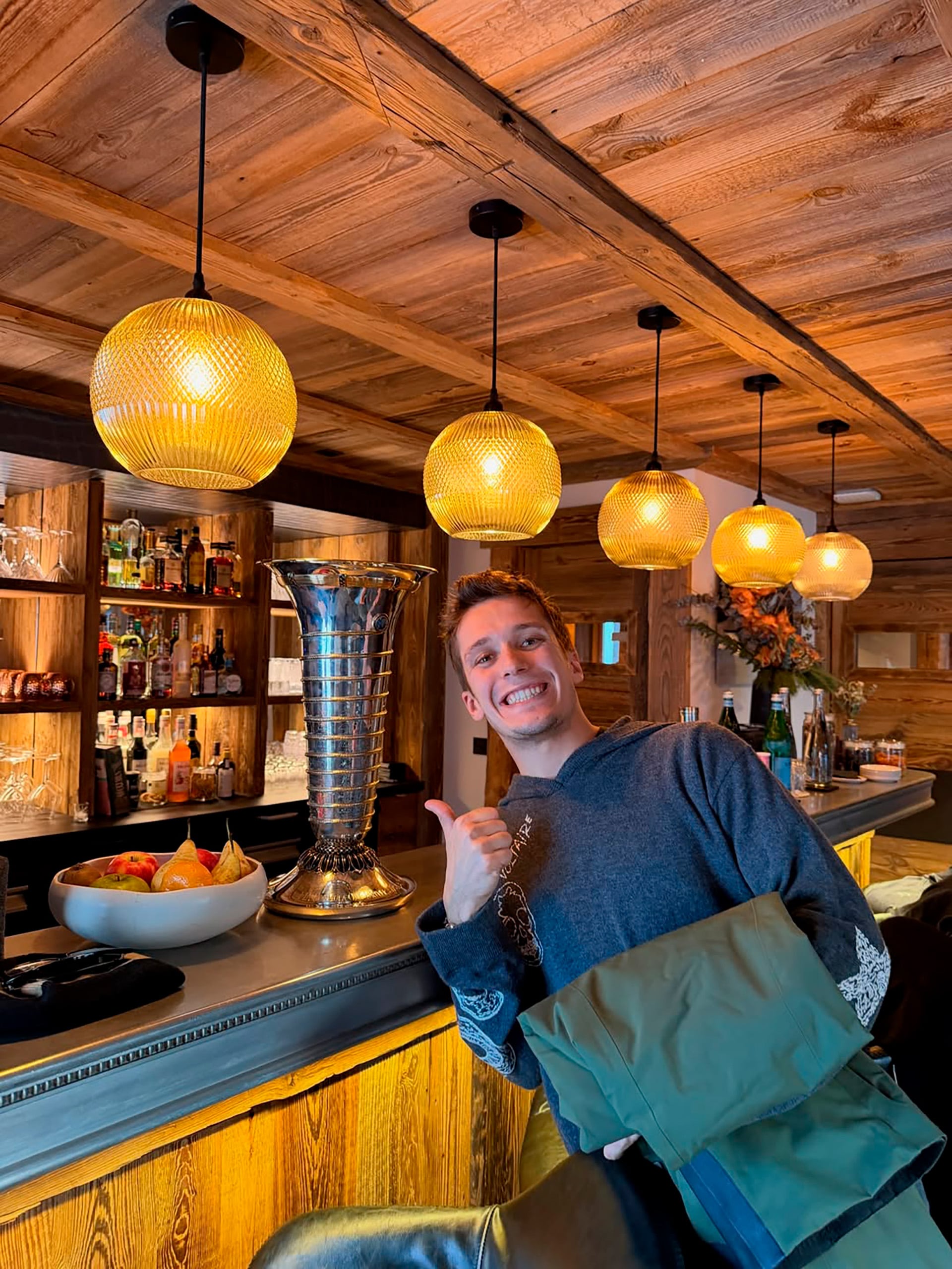 La foto de Sacha Fenestraz con el trofeo del Campeonato de Pilotos de la Fórmula 1 que ganó Lando Norris (@sachafenestraz)