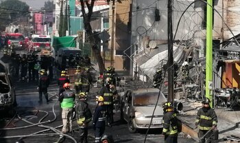 Bomberos durante labores, tras incendio de pipa en la alcaldía Venustiano Carranza.