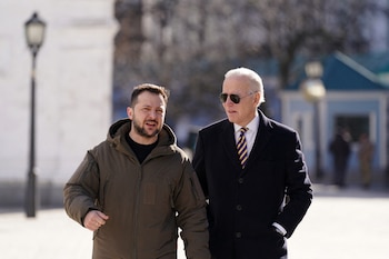 Joe Biden conversa con Volodimir