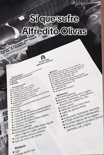 El cantante pide cognac, pastelitos,