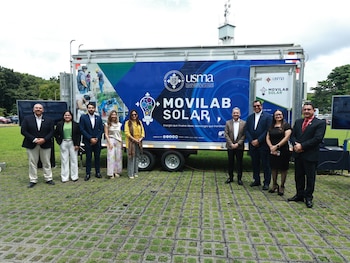 El MoviLab Solar de la USMA está instalado en una unidad móvil de 20 pies y cuenta con impresoras 3D, corte láser, CNC, fresadora y escáner para desarrollar proyectos de fabricación digital y prototipado. Cortesía