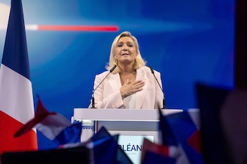 La sentencia de inelegibilidad en suspenso deja abierta la puerta de la contienda electoral, pero la declaración de culpabilidad por malversación de fondos europeos tensiona el futuro político de la figura más relevante de la derecha radical en Francia. EFE/EPA/CHRISTOPHE PETIT TESSON