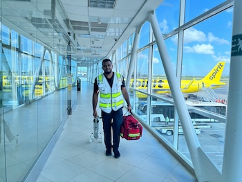 Un trabajador con chaleco reflectante
