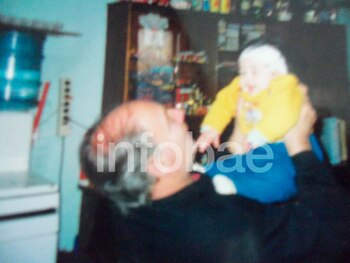 Roberto sosteniendo en brazos a